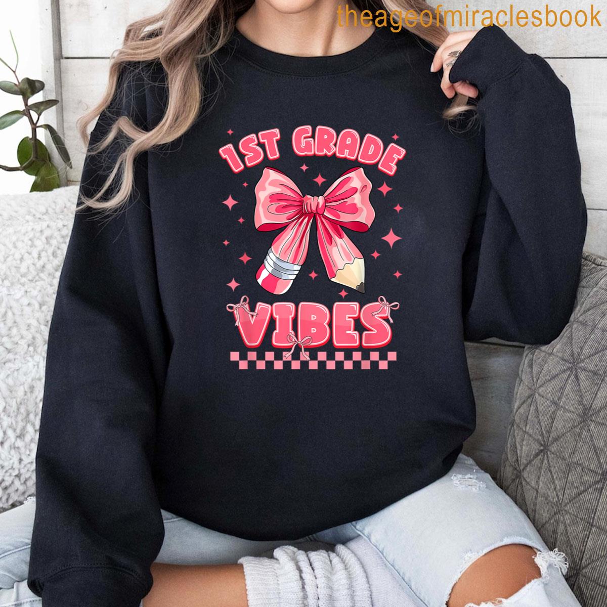 レディースファッション Back To School 1st Grade Vibes First Grade Teachers Students T-Shirt Retro Preschool Grade Vibes First Day Of School Teacher T-shirt