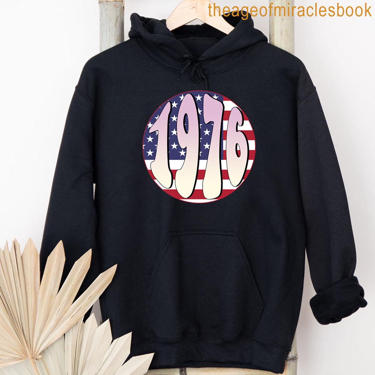 Alternative view of 1976 Round Badge Design With Us Flag T-shirt